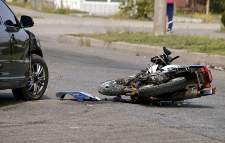 Тешко повреден малолетник во судир помеѓу „рено“ и мотоцикл