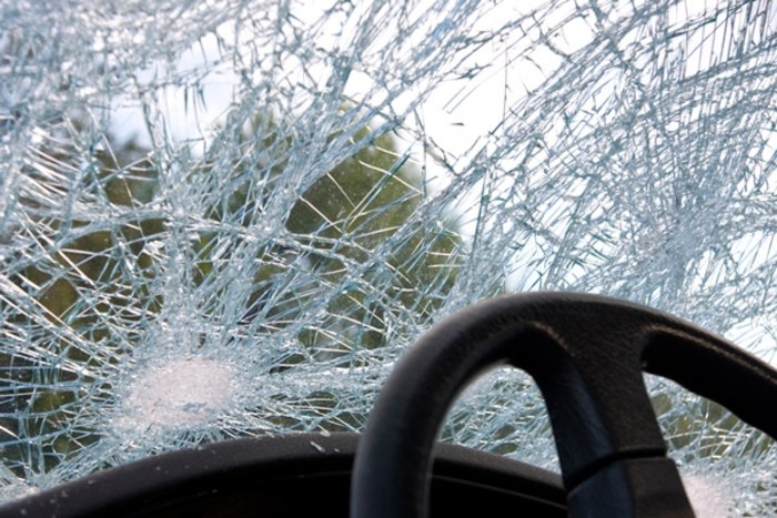 Возило излета од патот Скопје-Тетово, 18-годишна девојка тешко повредена