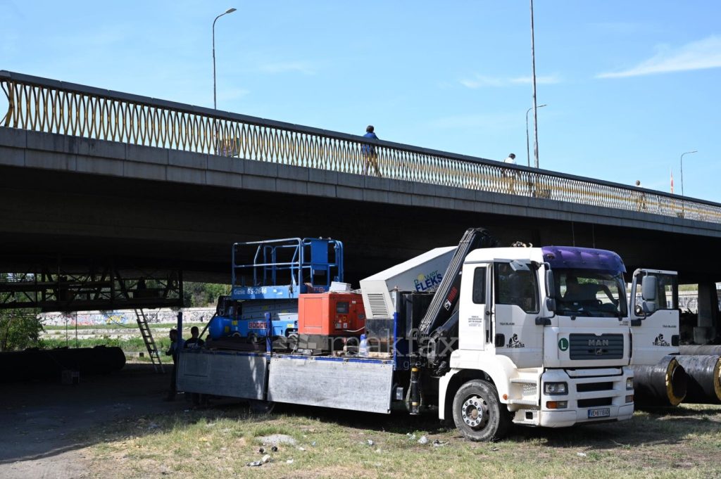 Скопјанец предизвикал пожар и оштетил топловод и конструкцијата на мостот „Беласица“