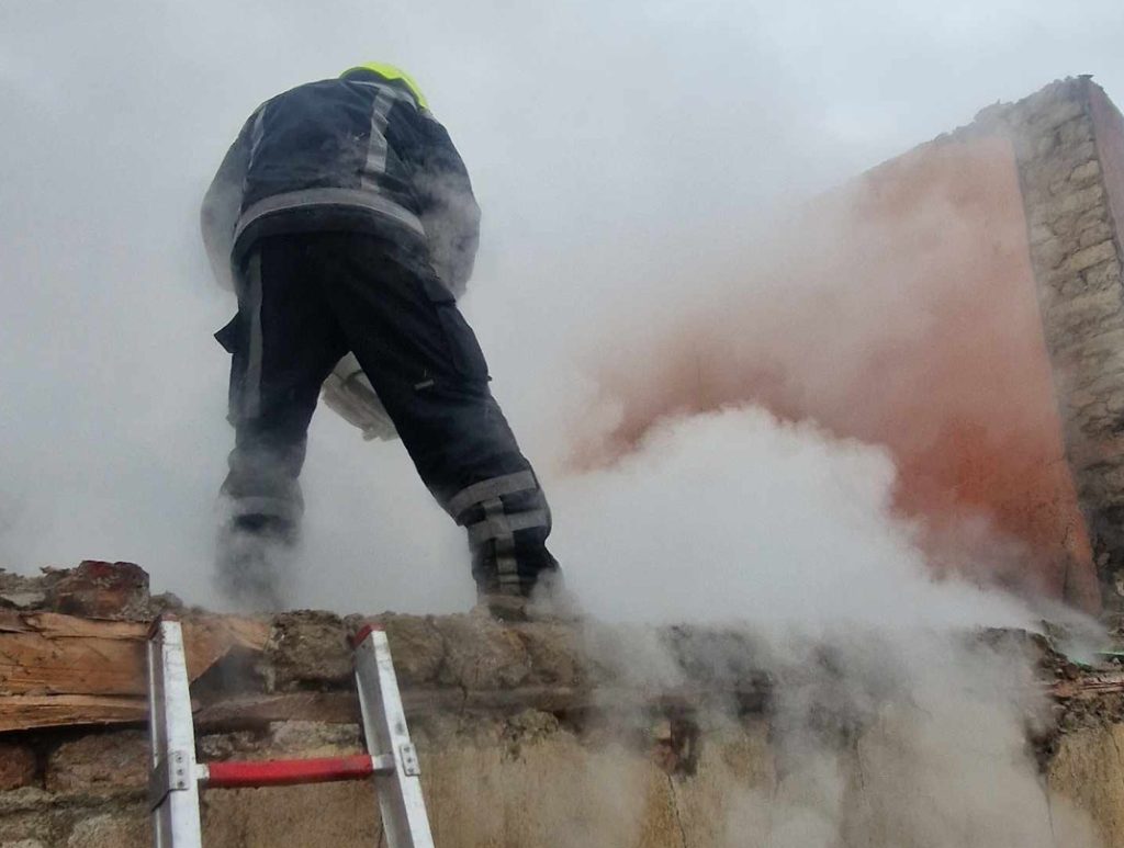 Осумдесетгодишник од Теарце со изгореници заврши во болница откако му се запали домот