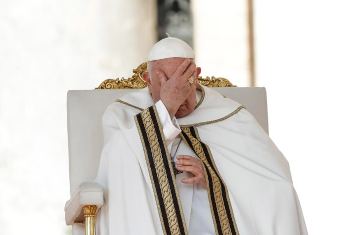 Папата Франциско префрлен во болница