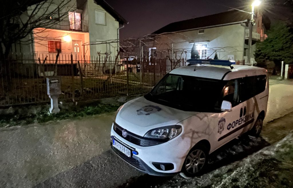 Ужас во Нови Сад: Деца на возраст од 1 и 3 години најдени мртви во домот, постои сомнеж дека родителите ги убиле