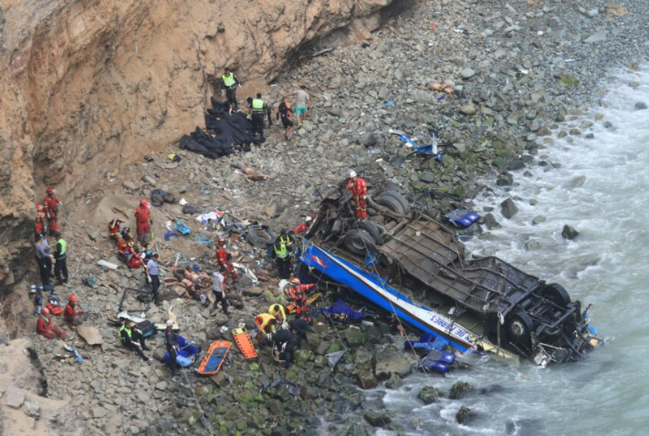 23 лица загинаа во Перу: Патнички автобус падна во река