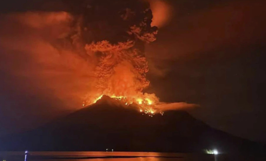 Ерупција на вулканот Руанг во Индонезија:, евакуирани повеќе од 12.000 луѓе