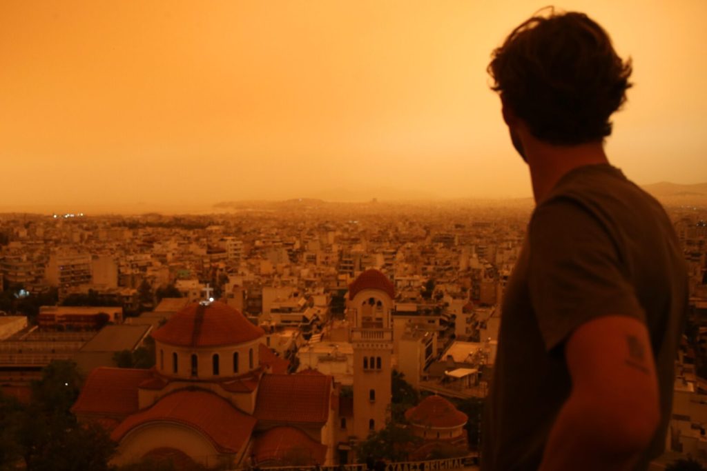 (Видео) Прашина од Африка стигна во Грција: небото над Атина стана портокалово