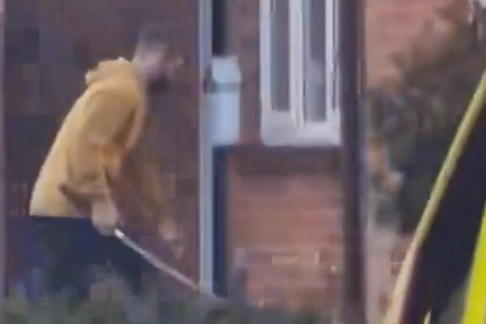 (Видео) Момче почина по нападот во Лондон: Бесен манијак со меч сечел луѓе на улица, дете им подлегна на повредите