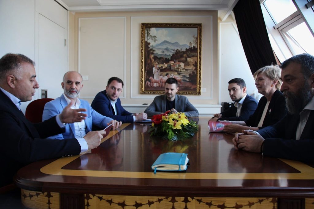 Тим на ВМРО-ДПМНЕ се сретна со поранешни амбасадори, презентирана платформа 1198 и побарана поддршка