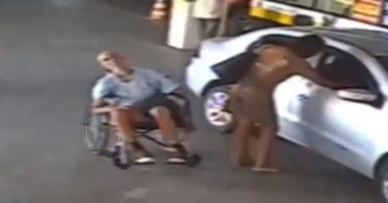 (Видео) Бразилка го донела мртвиот „вујко“ во инвалидска количка во банка за да земе кредит
