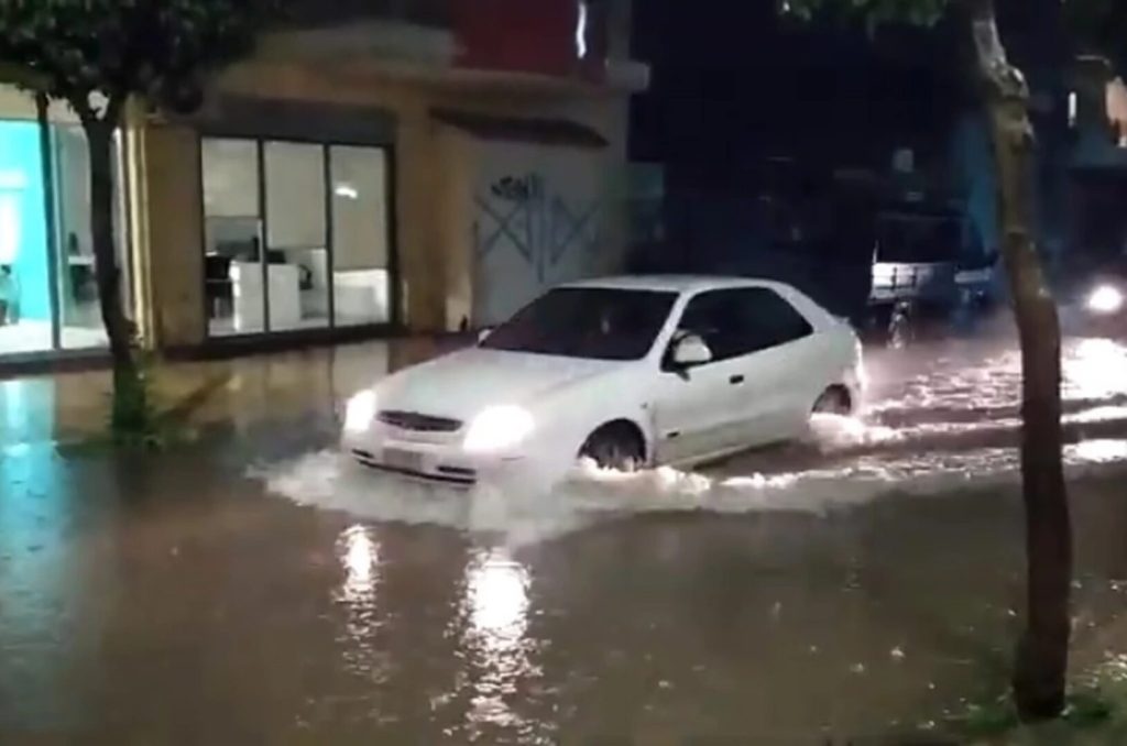 (Видео) Силно невреме со поплави во Грција, Волос без струја