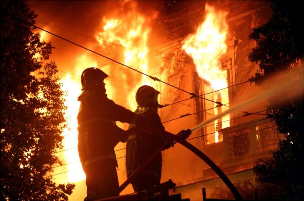 Пожар во Атина: Се запали станбена зграда, пет противпожарни возила на лице место