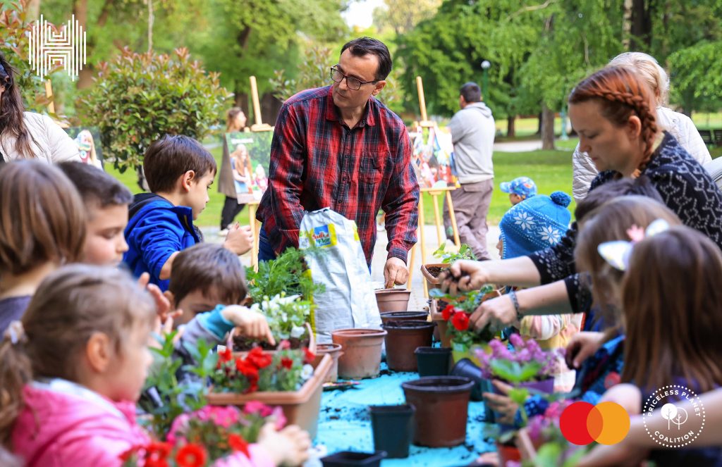 Халкбанк го одбележа Светскиот ден на планетата Земја со зелени работилници во парк на Школка