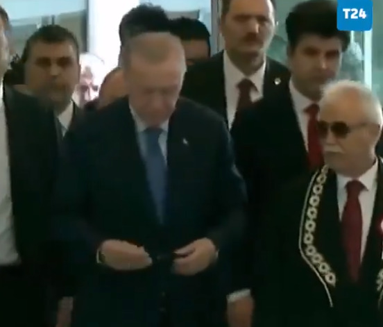 (Видео) Снимка од Ердоган хит на социјалните мрежи: Телохранител му подаде чешел на турскиот претседател, а потоа цела делегација мораше да застане