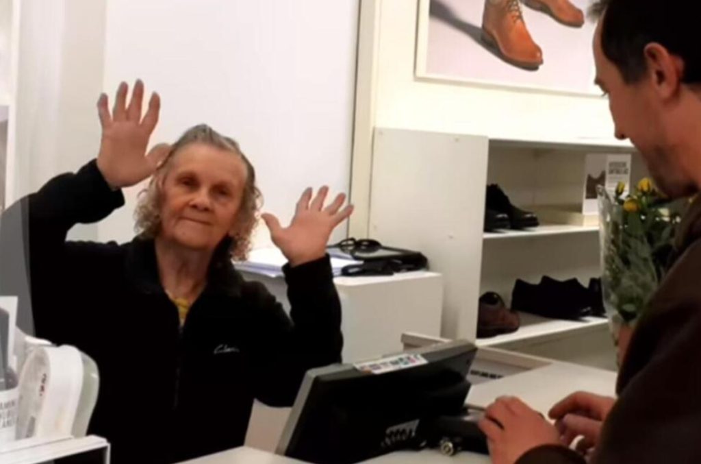 (Видео) Продавачка добила отказ после 68 години стаж: заради работата не отишла на меден месец, купувачите во солзи се поздравуваат