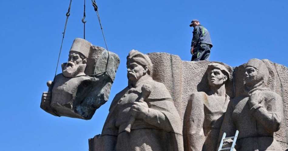 Во Киев се урива споменик кој ја слави блискоста меѓу Русија и Украина