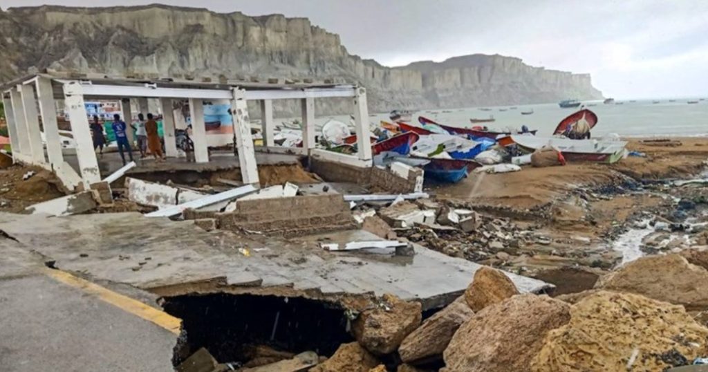 Страшнa бурa во Пакистан и Авганистан, речиси 140 загинати
