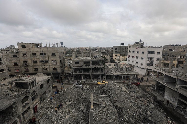 Најмалку 13 лица загинаа во израелски воздушни напади во јужниот дел на Газа