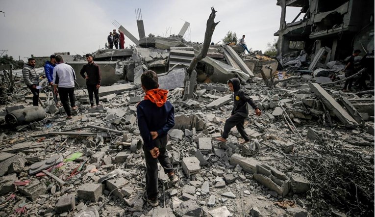 Израел ги засили воздушните напади врз Рафа, тенкови се пробиваат на северот на Газа