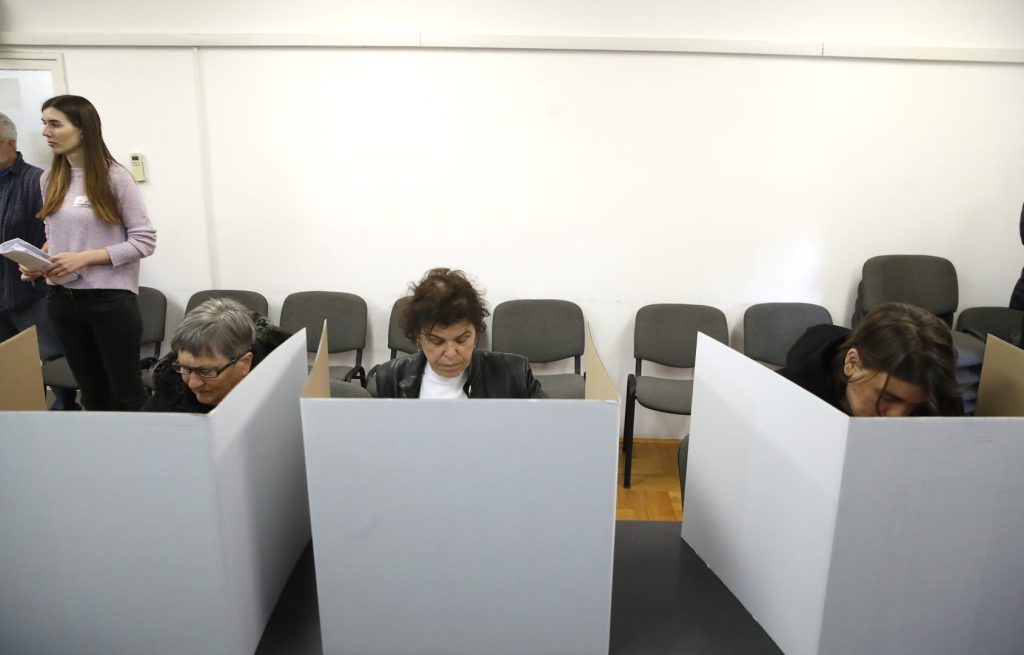 Избори во Хрватска: На три часа пред затворањето на гласачките места излезноста е 50,6 отсто