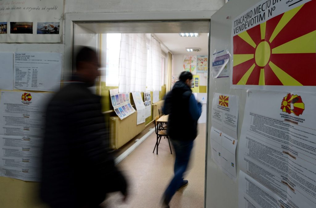 Во Куманово не се гласа на три избирачки места, на едното се изгубил печатот