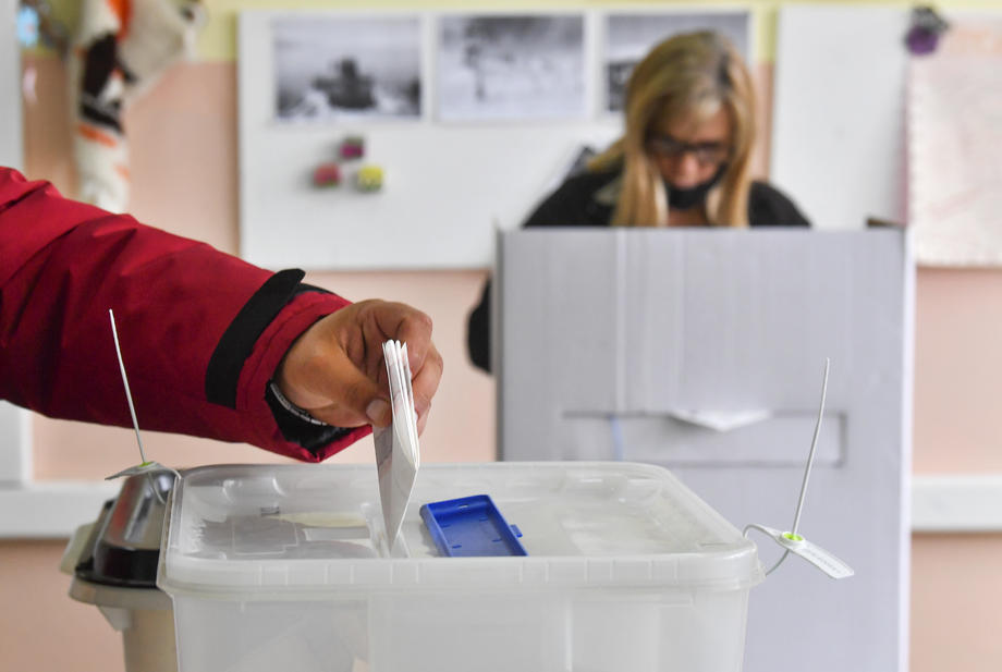 Штипјанец и скопјанец фатени како ги фотографираат гласачките ливчиња, а жител на Бучим го покажал ливчето на набљудувач