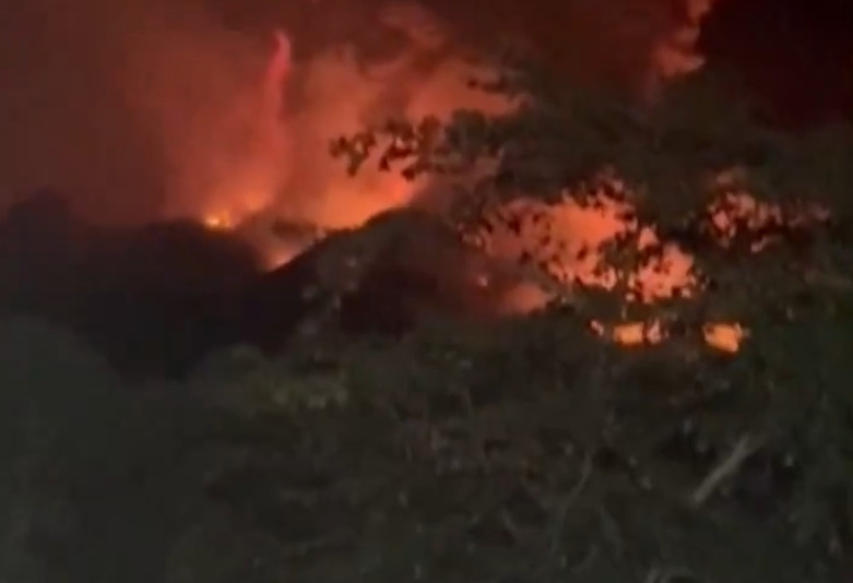 (Видео) Дел од вулкан се заканува да падне и да предизвика цунами: во тек голема евакуација во Индонезија