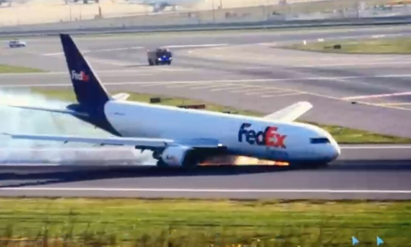(Видео) Авион на Боинг принудно слета на аеродромот во Истанбул, екипажот безбеден