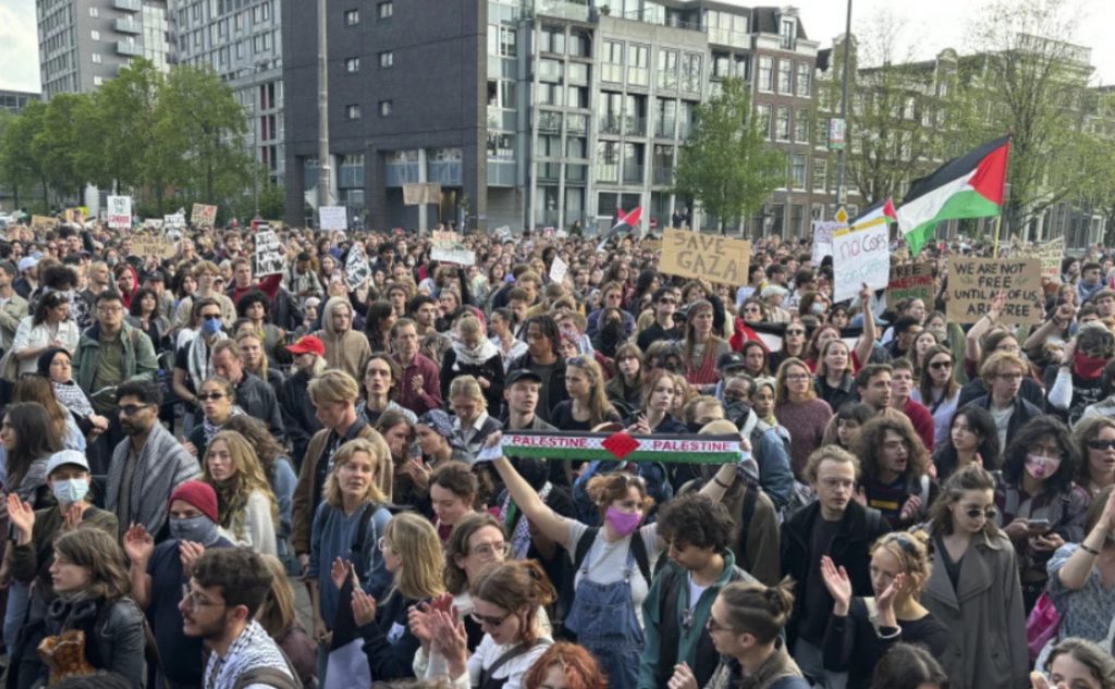 Професорите на Универзитетот во Амстердам протестираа во знак на солидарност со студентите