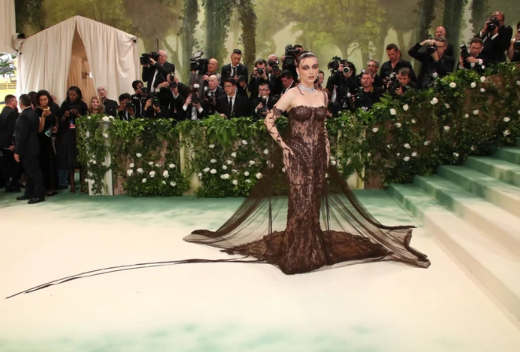 Модни киксови на Мет Галата – од мрежа за комарци на главата до фустан балон