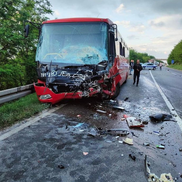 (Видео) Тешка сообраќајна несреќа кај Младеноновац: автобус удри во автомобил, има загинати, над 20 лица се повредени