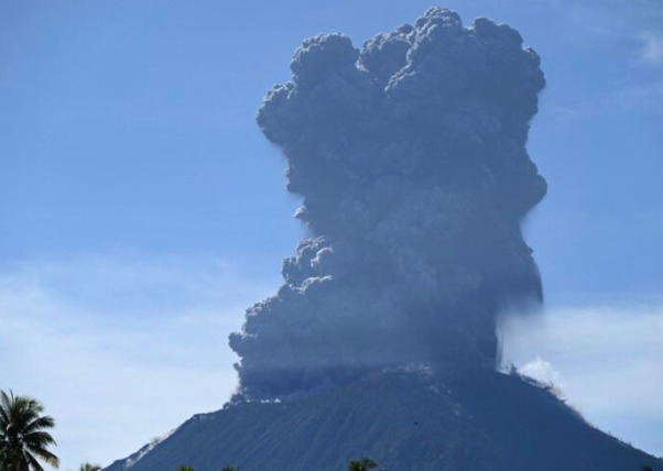Еруптираше вулканот Ибу во Индонезија, третото ниво на предупредување е на сила