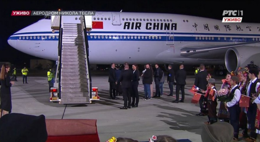Кси слета во Србија: Претседателот на Кина пречекан од Вучиќ и државниот врв