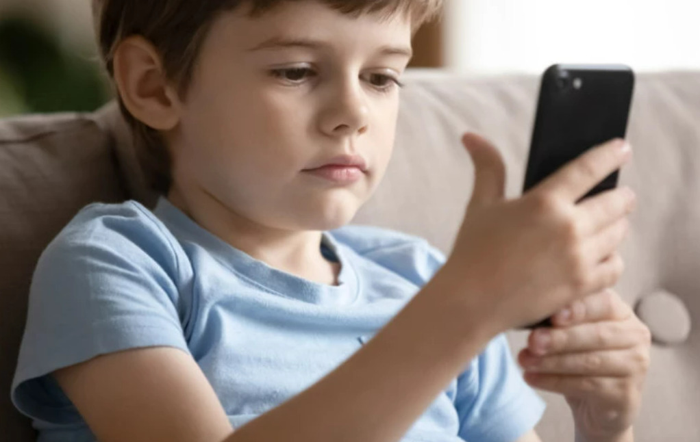 Француските експерти препорачуваат децата да не користат паметни телефони пред да наполнат 13 години