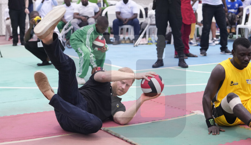 Принцот Хари играше одбојка на седење со повредени нигериски војници