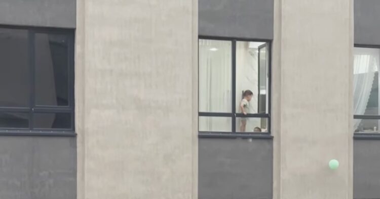 (Видео) Дете се качило на прозорец, родителите реагирале дури кога ги слушнале соседите во Казахстан како викаат