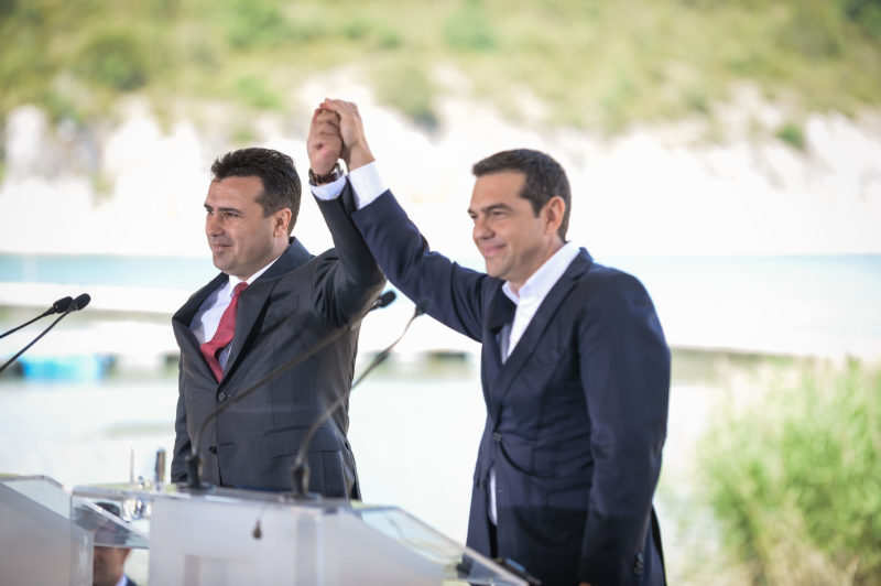 Заев и Ципрас оствариле телефонски разговор: порастот на националистичкиот популизам од двете страни оценет како лицемерен и опасен