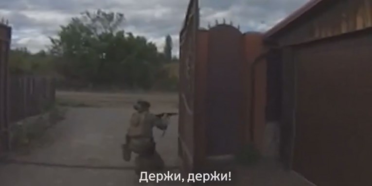 (Видео) Украинците објавија снимки од жестоки улични борби за важен град на северот