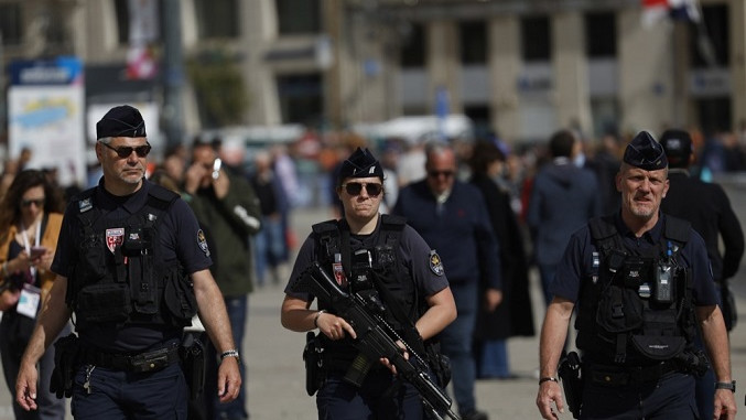 Повредени двајца полицајци во Париз, откако маж им го украл пиштолот и пукал во нив