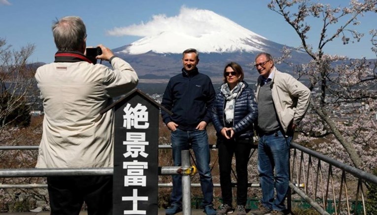 Мал град во Јапонија изгради ограда: не сака туристите да ја фотографираат планината
