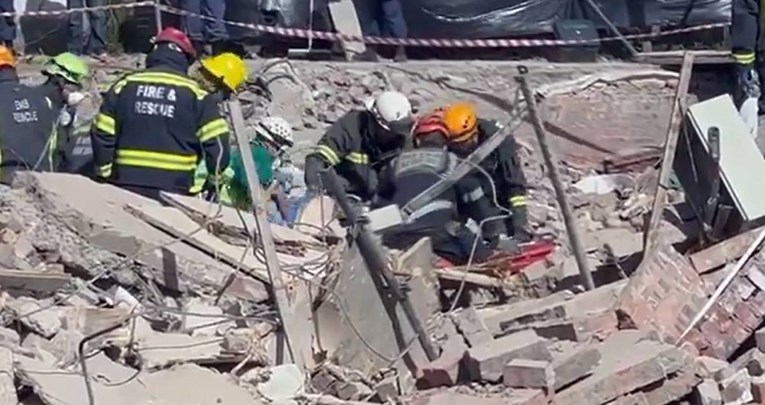 (Видео) Маж по пет дена е спасен од урнатините на зграда во Јужна Африка
