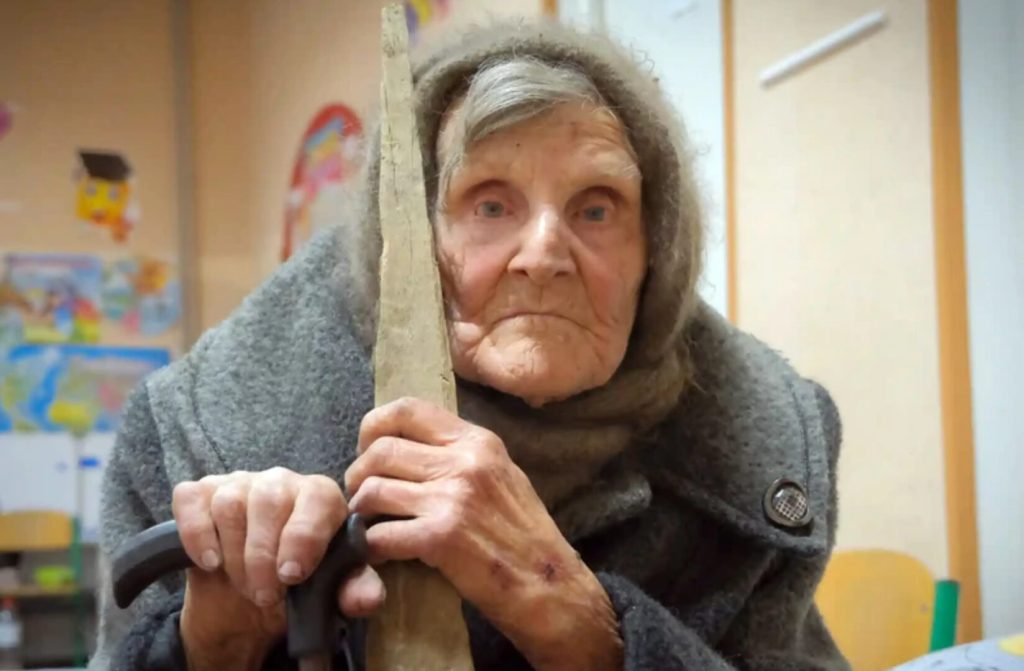 (Видео) Мачна сторија: 98-годишна Украинка пеш, во влечки побегнала од фронтот во Доњецк за да се најде со семејството