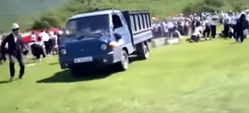 (Видео) Камион без возач прегази најмалку 29 ученици на фестивал во Киргистан