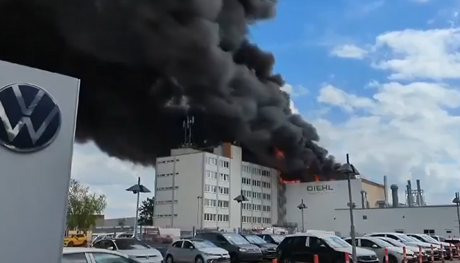 (Видео) Голем пожар во фабрика во Берлин, жителите предупредени да го избегнуваат подрачјето