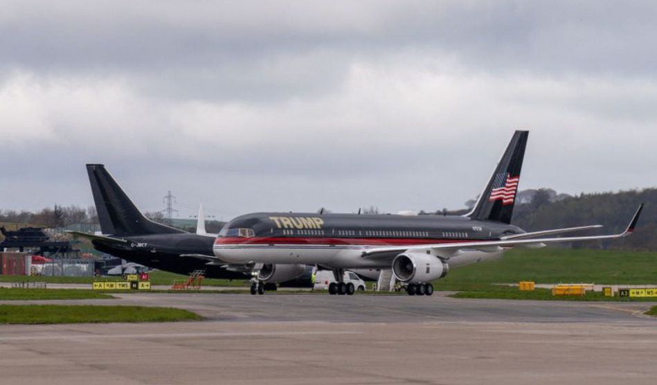 Авионот на Трамп удри во паркирано летало на аеродром во Флорида