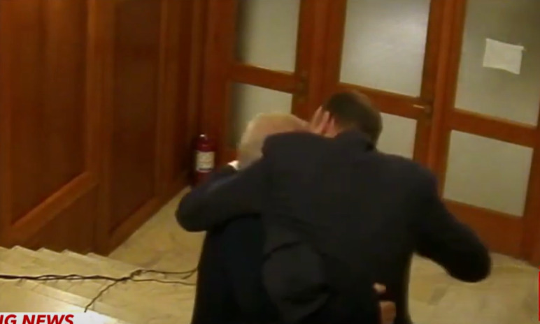(Видео) Тежок скандал во романскиот парламент: пратеникот обвини поранешен сопартиец дека го удрил со колено во носот
