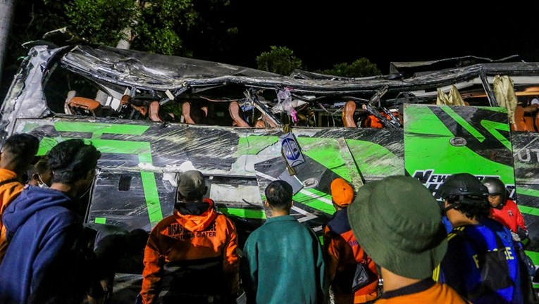 Трагедија во Индонезија: на автобус со матуранти му откажаа сопирачките, загинаа најмалку 11 лица