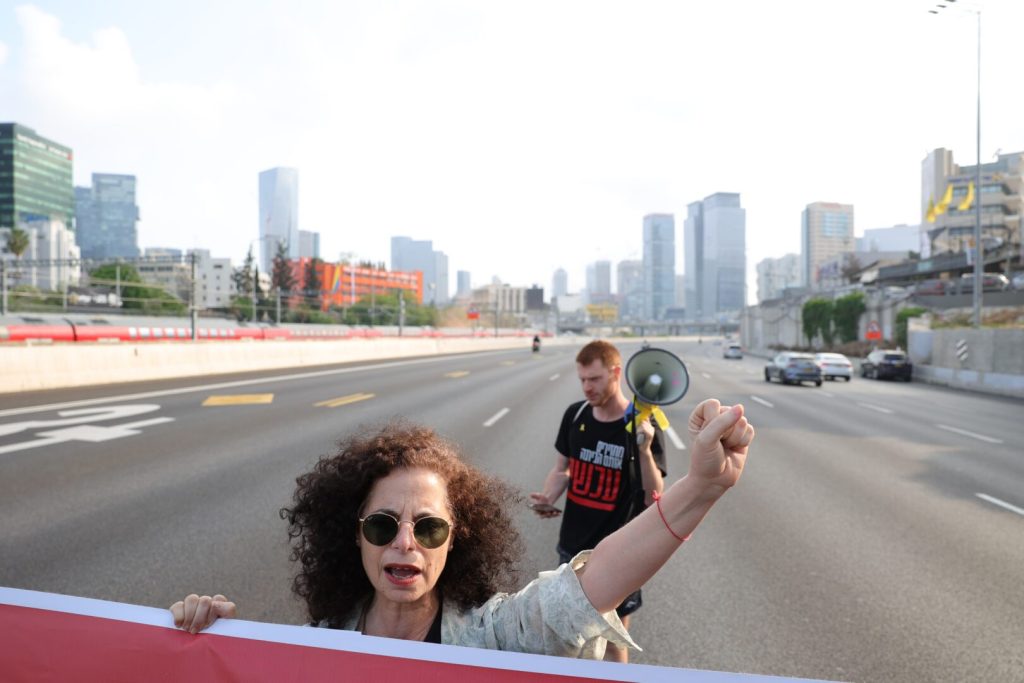 Демонстрантите го блокираа автопатот во Тел Авив: Бараат од Нетанјаху итен договор за ослободување на заложниците од Газа