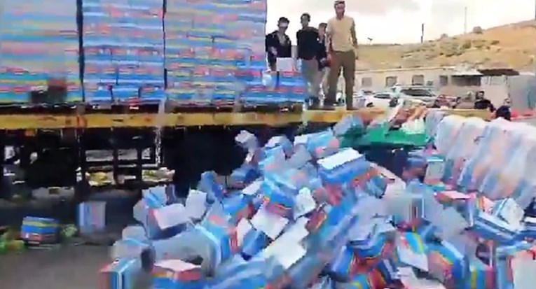 (Видео) Израелски демонстранти ја блокираа помошта за Газа, расфрлаа пакети со храна