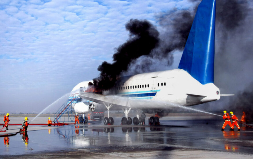 (Видео) Се запали авион на „Делта“, патници се движеа по крилото