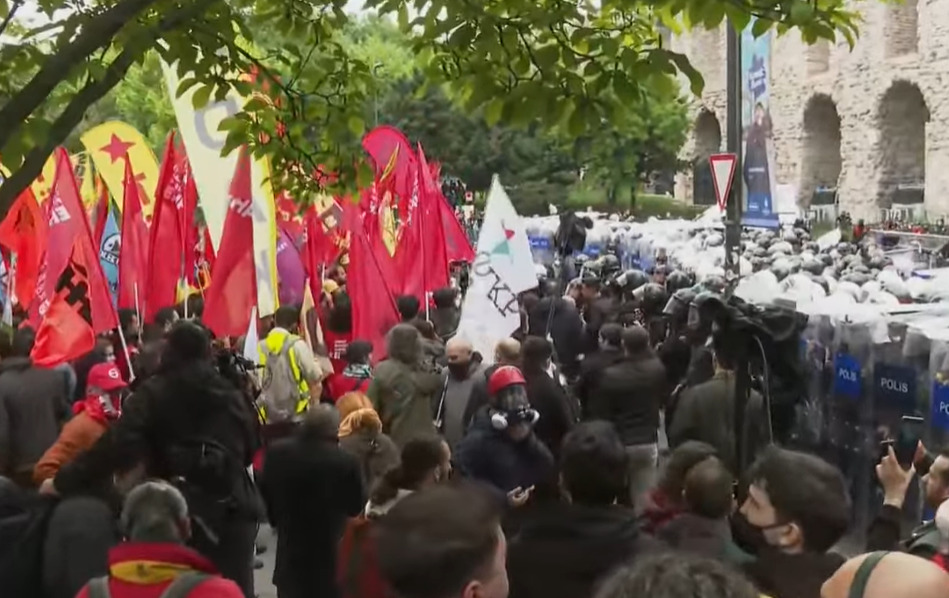 (Видео) Хаос на првомајскиот протест во Истанбул: Лета камења, уапсени 210 лица