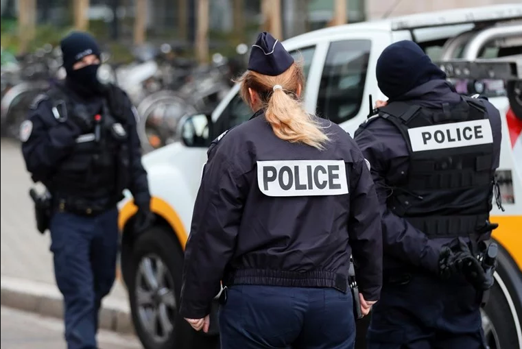 Нападнат полициски конвој во Франција има загинати: превезувале затвореник кој побегнал со напаѓачите
